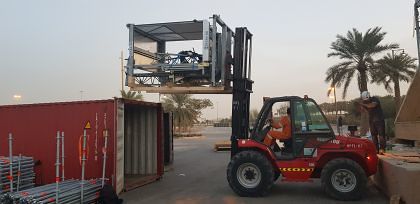 Nach 30 Tagen unterwegs Auslad des Containers mit dem Personenaufzug MBA 1000 am Formel E Rennen in Saudi Arabien