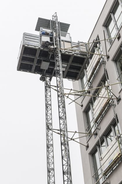 Baugüteraufzug MBC 2300, FH 19 m, 5 Haltestellen - Fassadenverankerung - mieten